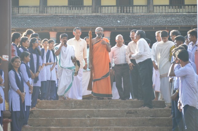 Students welcoming Swamiji 