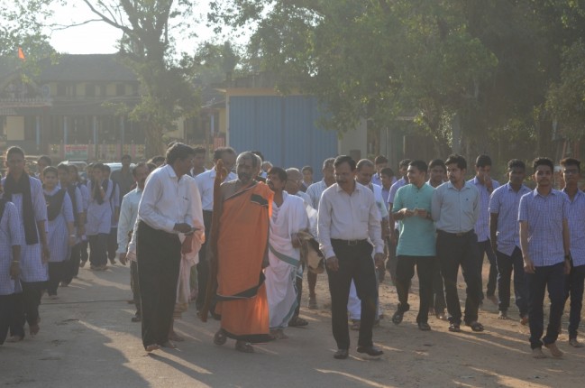 Students welcoming Swamiji 