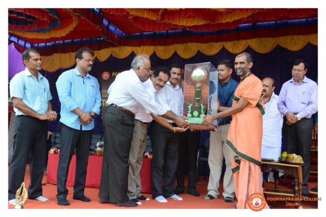 Poornaprajna Rolling Trophy (Throw  ball for Women) Hand overed to University - 2016