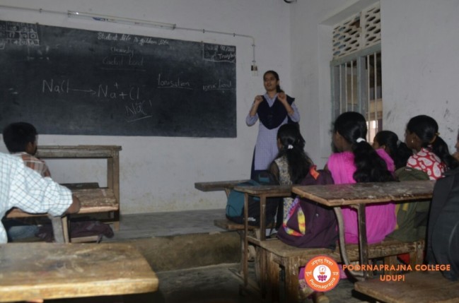 Evoking students of U. R.  Anathamoorthy Govt. high school, Thirthahalli towards Chemistry